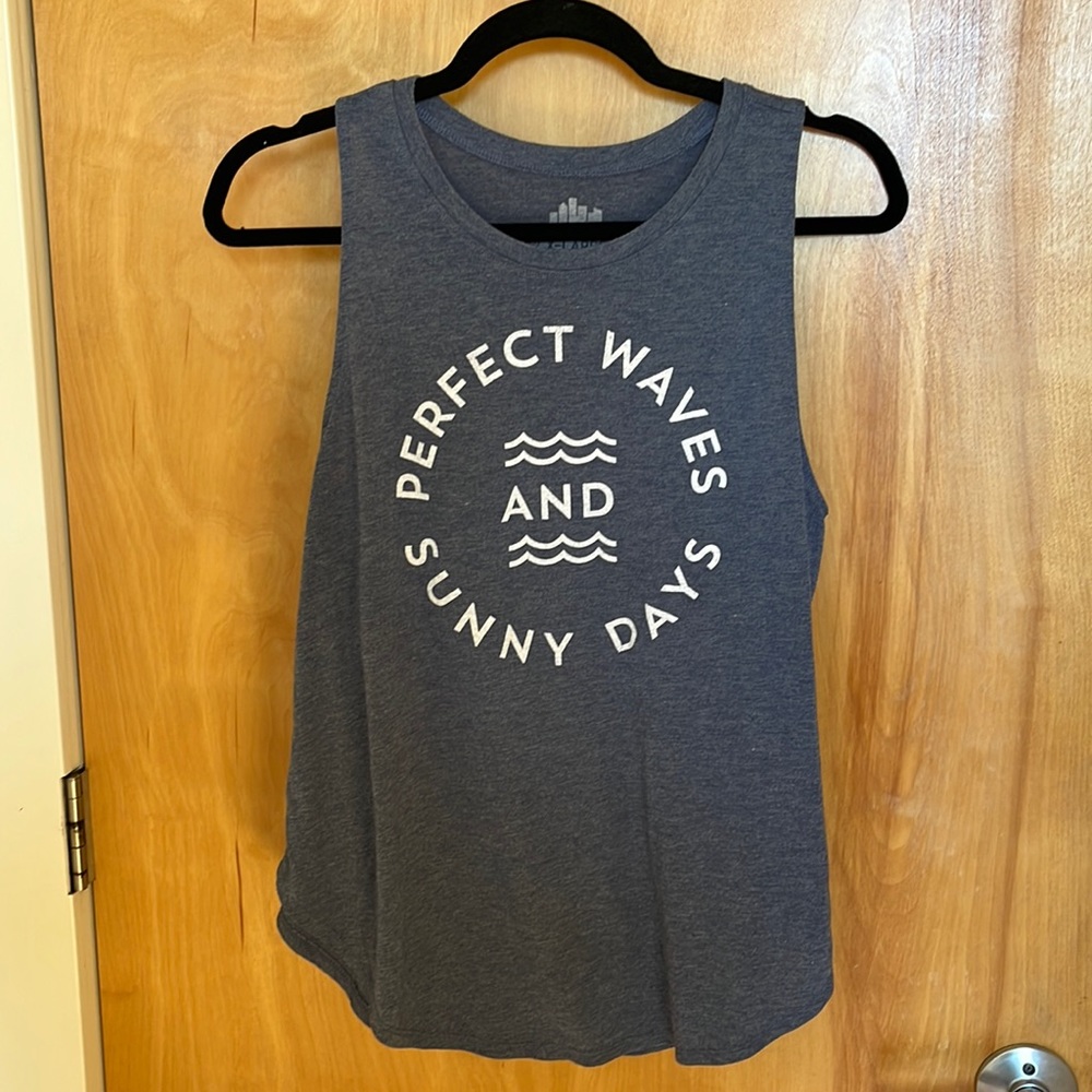 Graphic tank with your summer mantra 🌊☀️